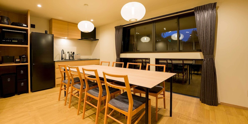 [ペット不可] C棟 10名定員 禁煙 客室内のダイニングエリア0 | Rakuten STAY VILLA 鴨川