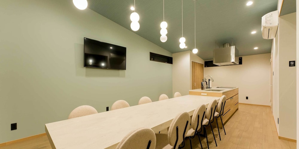 [ペット不可] B棟 12名定員 禁煙 客室内のダイニングエリア0 | Rakuten STAY VILLA 鴨川