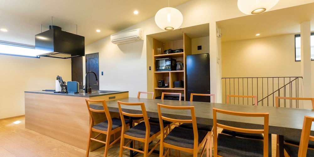 [ペット不可] B棟 12名定員 禁煙 客室内のダイニングエリア1 | Rakuten STAY VILLA 鴨川