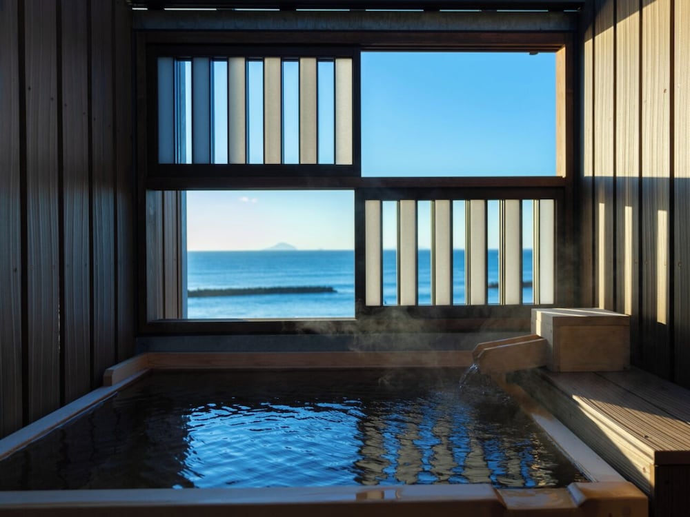 [河津浜一望 レトロモダン客室] 温泉掛流し露天風呂 バスルーム1 | 磯あるきの湯宿 潮雲