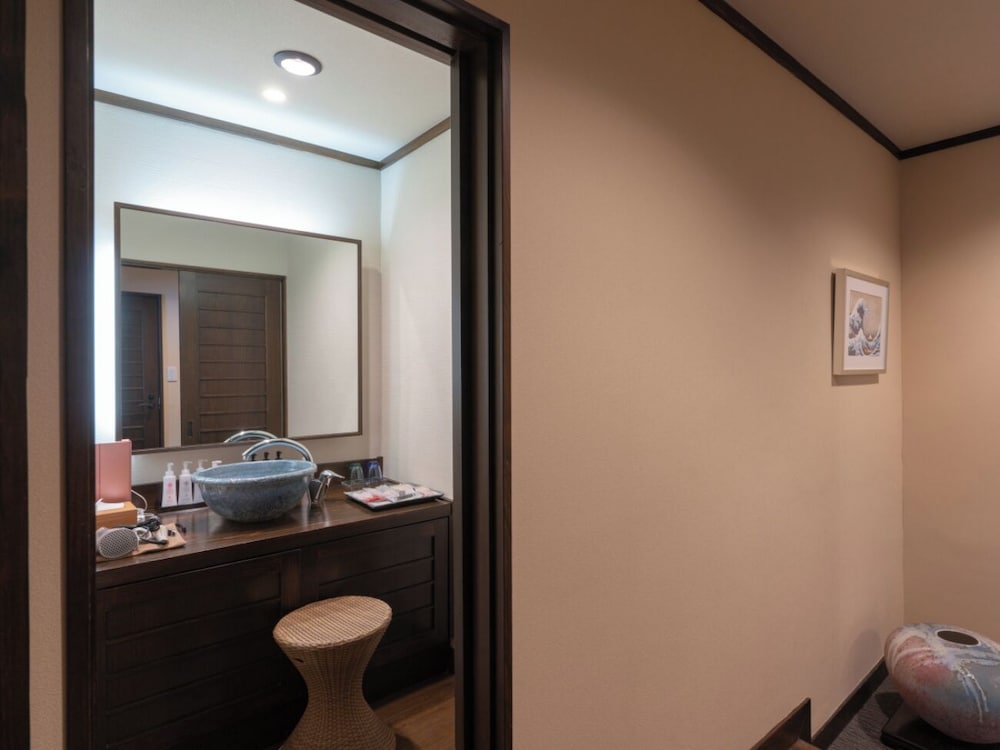 [河津浜一望 レトロモダン角部屋 ~御蔵~] 温泉掛流し露天風呂 客室の設備とサービス1 | 磯あるきの湯宿 潮雲