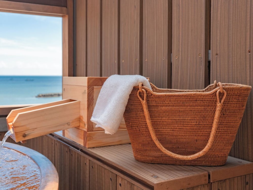 [河津浜一望 レトロモダン客室] 温泉掛流し露天風呂 客室の設備とサービス14 | 磯あるきの湯宿 潮雲