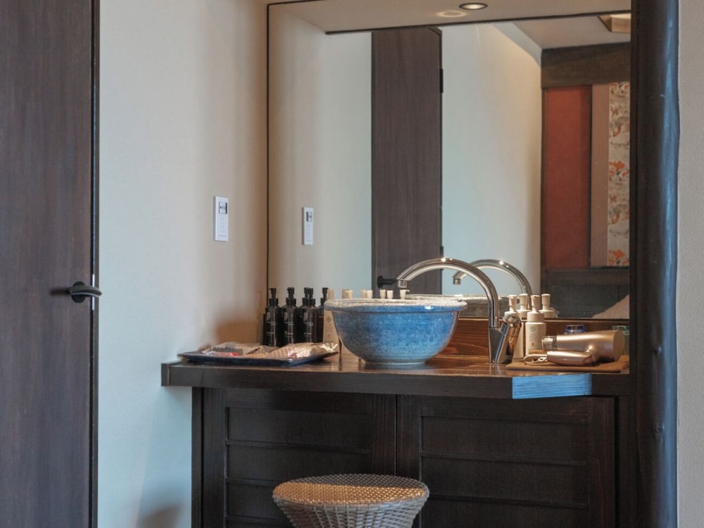 [河津浜一望 レトロモダン客室] 温泉掛流し露天風呂 客室の設備とサービス0 | 磯あるきの湯宿 潮雲