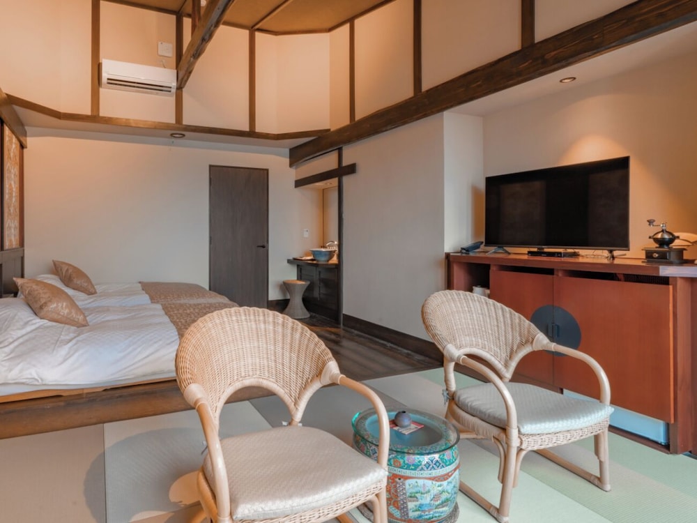 [河津浜一望 レトロモダン客室] 温泉掛流し露天風呂 リビング エリア0 | 磯あるきの湯宿 潮雲