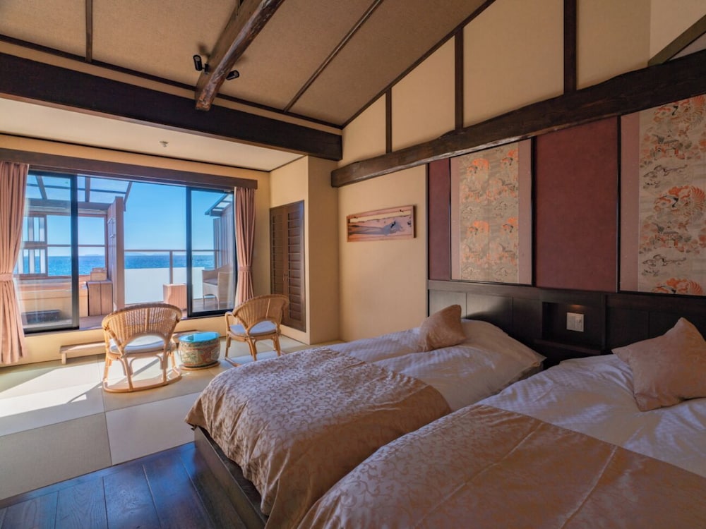 [河津浜一望 レトロモダン客室] 温泉掛流し露天風呂 | 磯あるきの湯宿 潮雲