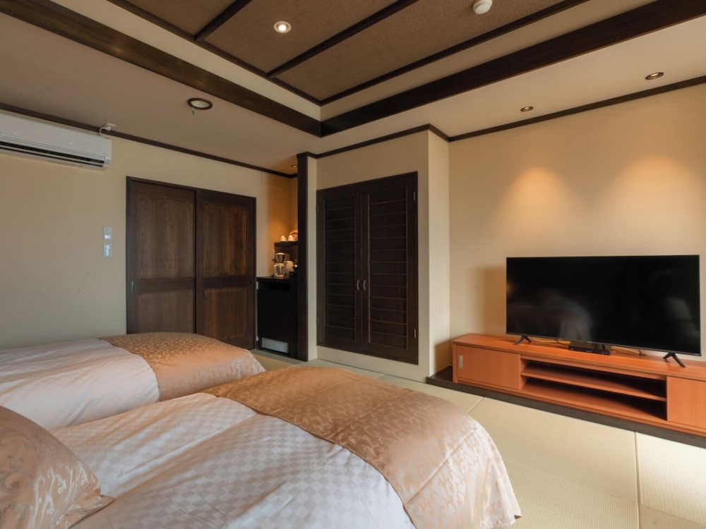 [河津浜一望 レトロモダン角部屋 ~御蔵~] 温泉掛流し露天風呂 リビング エリア1 | 磯あるきの湯宿 潮雲