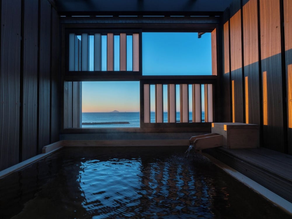 [河津浜一望 レトロモダン客室] 温泉掛流し露天風呂 バスルーム2 | 磯あるきの湯宿 潮雲