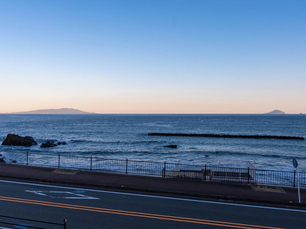 [河津浜一望 レトロモダン角部屋 ~御蔵~] 温泉掛流し露天風呂 バルコニーからの眺望4 | 磯あるきの湯宿 潮雲