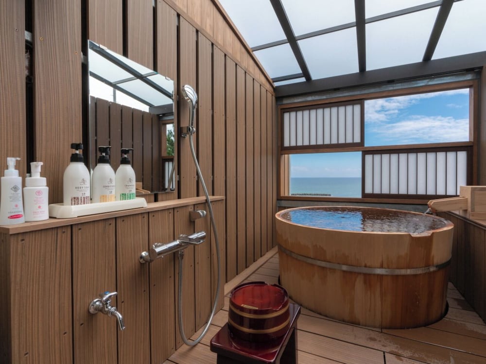 [河津浜一望 レトロモダン角部屋 ~御蔵~] 温泉掛流し露天風呂 バスルーム3 | 磯あるきの湯宿 潮雲