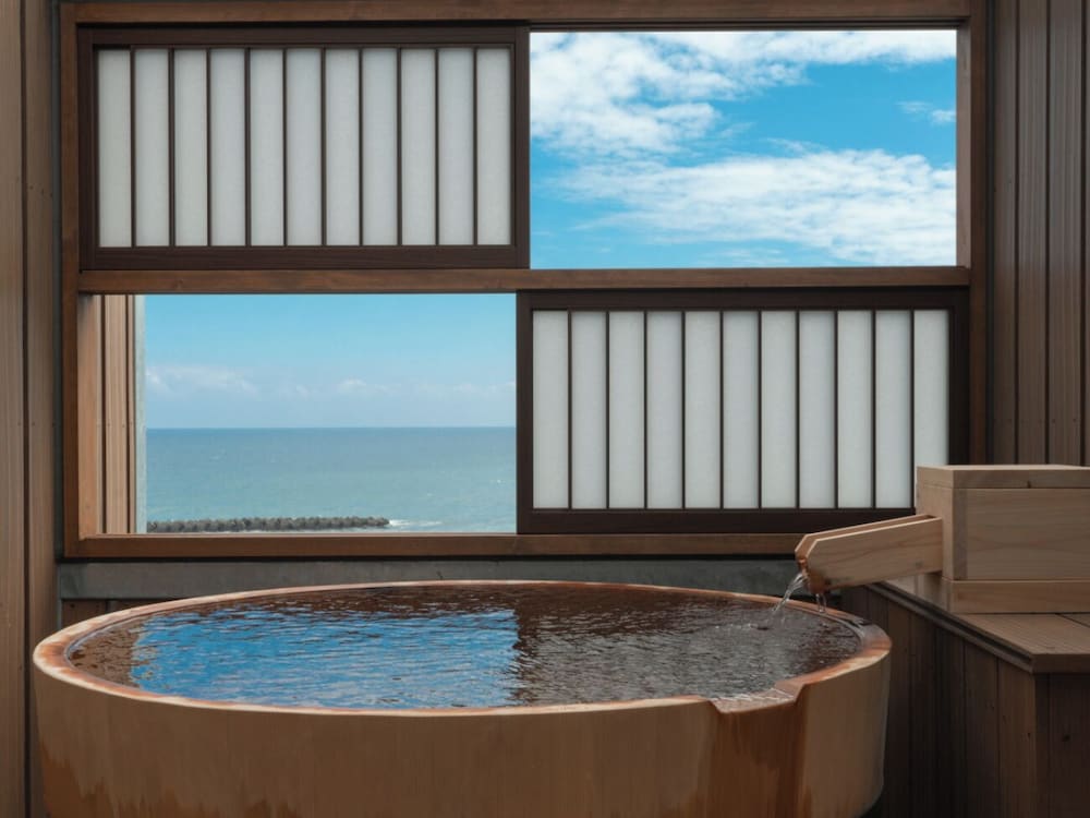 [河津浜一望 レトロモダン角部屋 ~御蔵~] 温泉掛流し露天風呂 バスルーム1 | 磯あるきの湯宿 潮雲