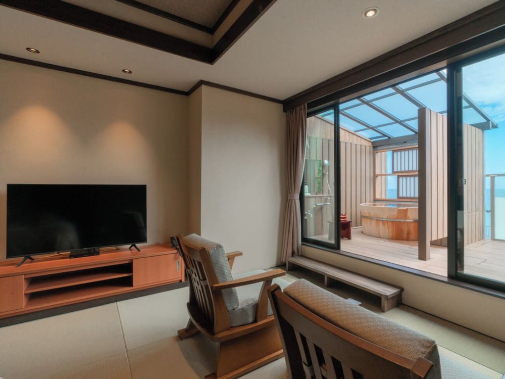 [河津浜一望 レトロモダン角部屋 ~御蔵~] 温泉掛流し露天風呂 リビング エリア0 | 磯あるきの湯宿 潮雲