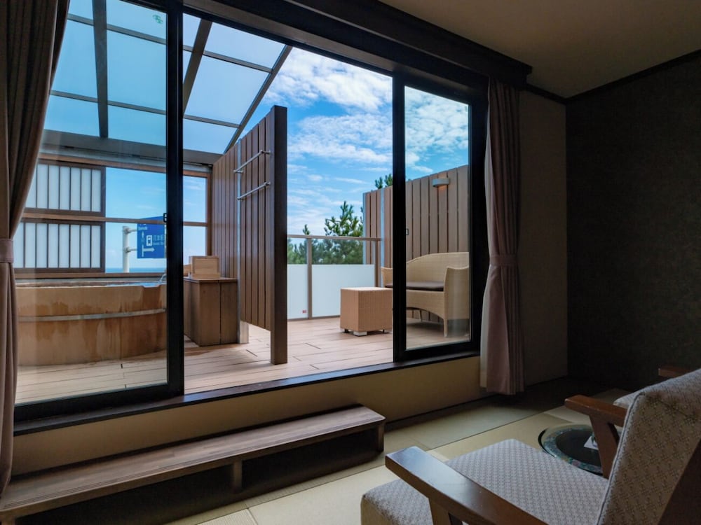 [河津浜一望 レトロモダン角部屋 ~御蔵~] 温泉掛流し露天風呂 バルコニーからの眺望1 | 磯あるきの湯宿 潮雲