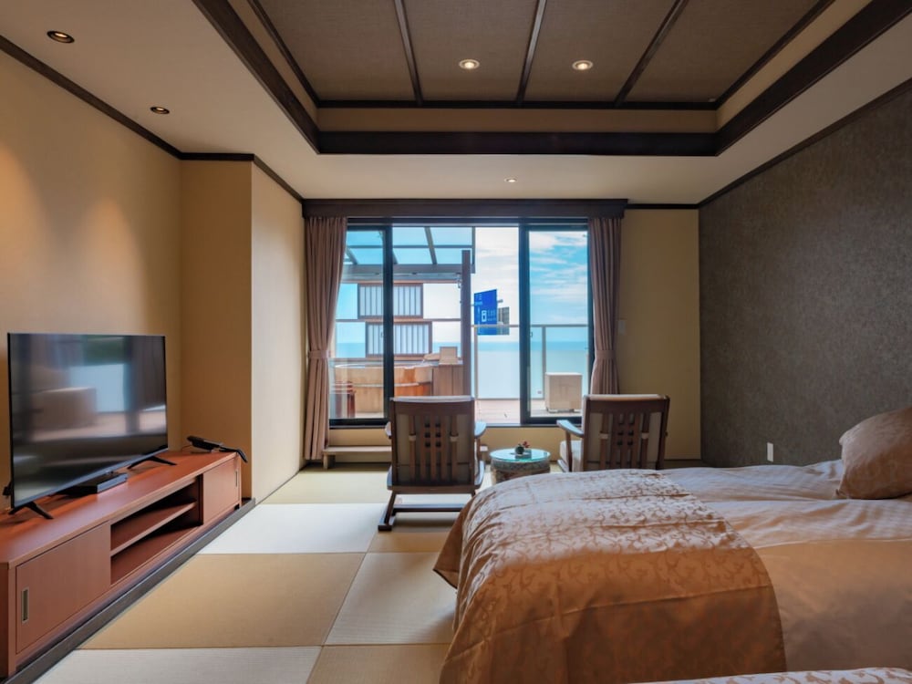 [河津浜一望 レトロモダン角部屋 ~御蔵~] 温泉掛流し露天風呂 客室1 | 磯あるきの湯宿 潮雲