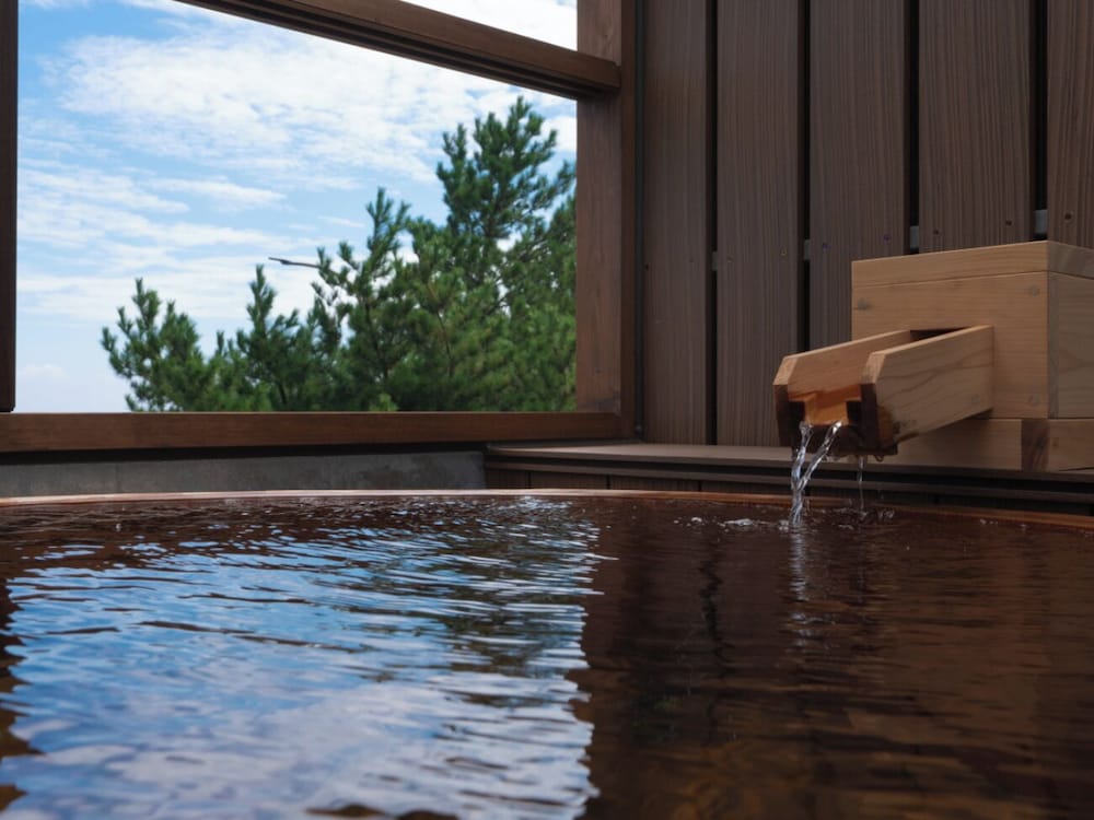 [河津浜一望 レトロモダン角部屋 ~御蔵~] 温泉掛流し露天風呂 バスルーム2 | 磯あるきの湯宿 潮雲