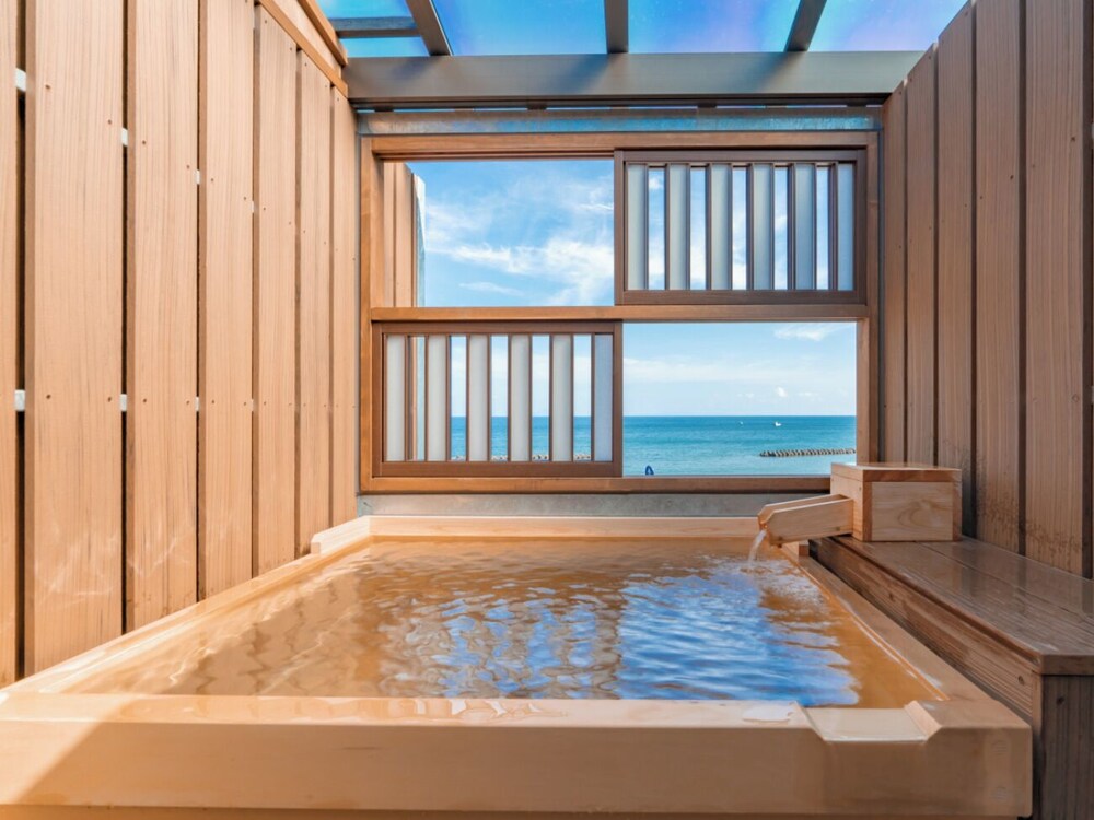 [河津浜一望 レトロモダン客室] 温泉掛流し露天風呂 バスルーム3 | 磯あるきの湯宿 潮雲