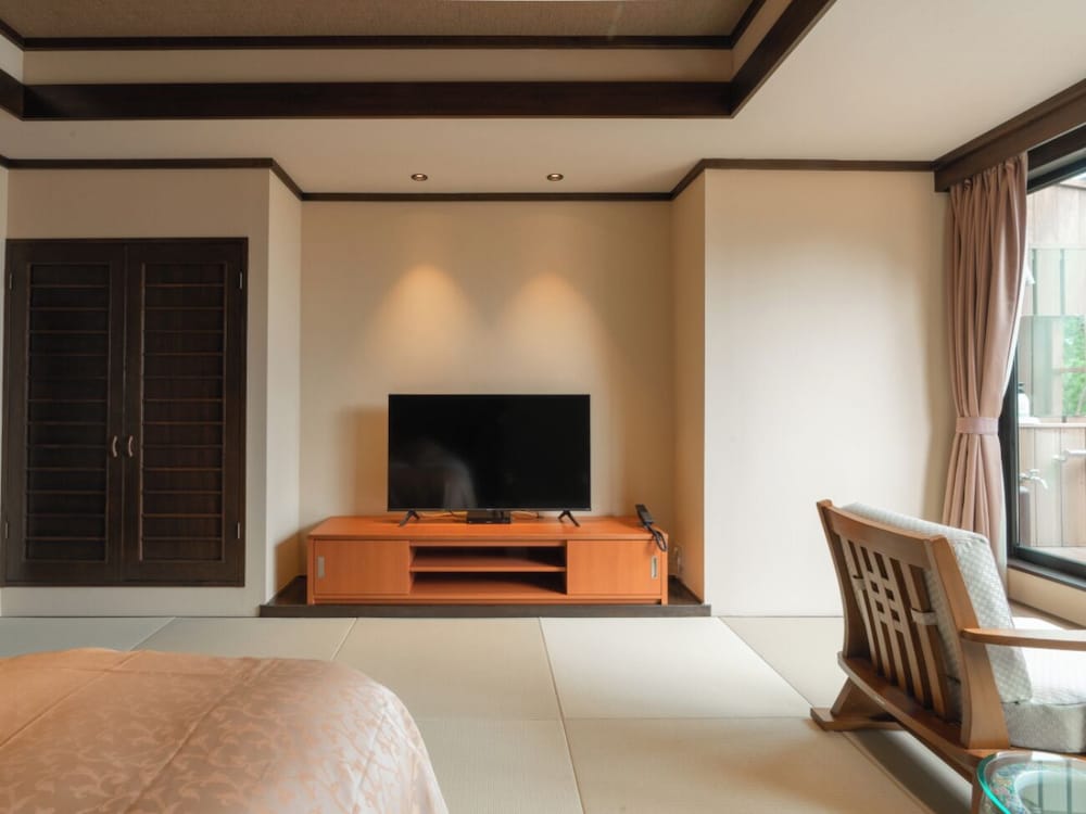 [河津浜一望 レトロモダン角部屋 ~御蔵~] 温泉掛流し露天風呂 リビング エリア2 | 磯あるきの湯宿 潮雲