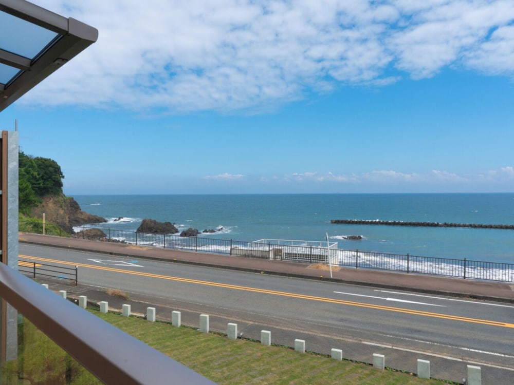 [河津浜一望 レトロモダン角部屋 ~御蔵~] 温泉掛流し露天風呂 バルコニーからの眺望0 | 磯あるきの湯宿 潮雲