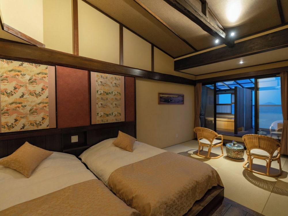 [河津浜一望 レトロモダン客室] 温泉掛流し露天風呂 客室3 | 磯あるきの湯宿 潮雲