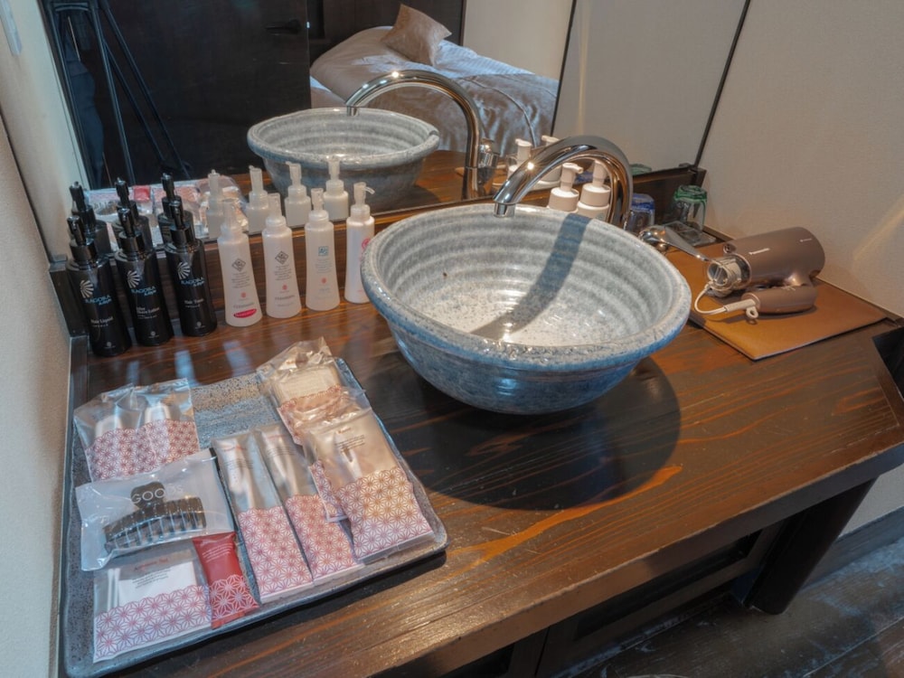 [河津浜一望 レトロモダン客室] 温泉掛流し露天風呂 客室の設備とサービス1 | 磯あるきの湯宿 潮雲