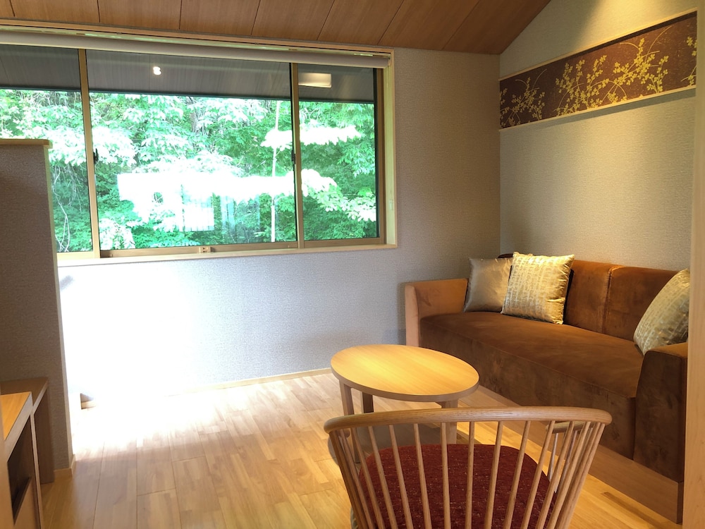 ラグジュアリー アパートメント バルコニー ガーデンビュー 客室1 | 八海木花館