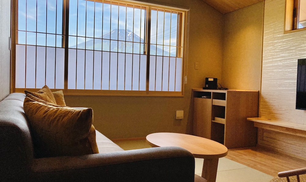 デラックス アパートメント バルコニー マウンテンビュー 客室1 | 八海木花館