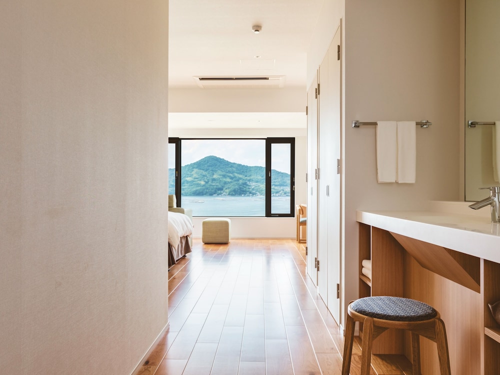 デラックス洋室 禁煙 / 50平米 (専用バスルーム - バリアフリー仕様) 客室3 | 江田島荘