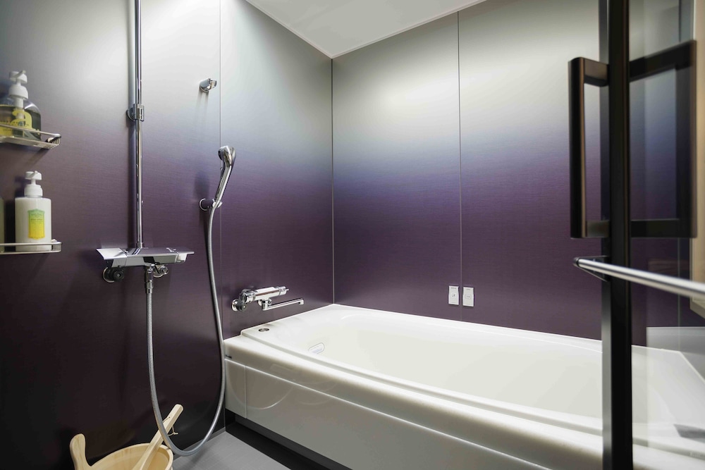 デラックス 4 人部屋 サウナ バスルーム2 | 祇園エリートテラス