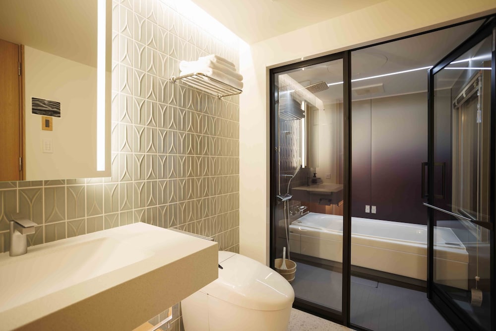 デラックス 4 人部屋 サウナ バスルーム0 | 祇園エリートテラス