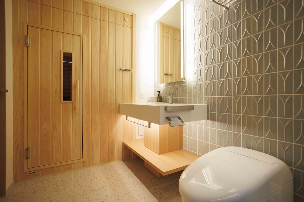 デラックス 4 人部屋 サウナ バスルーム1 | 祇園エリートテラス