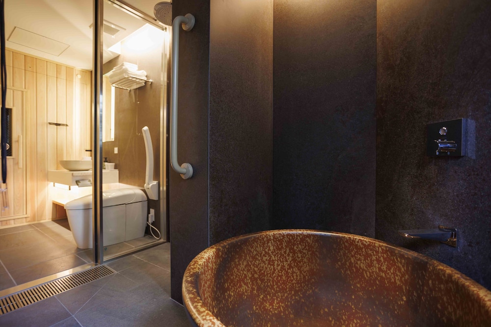 スーペリア 4 人部屋 サウナ バスルーム0 | 祇園エリートテラス