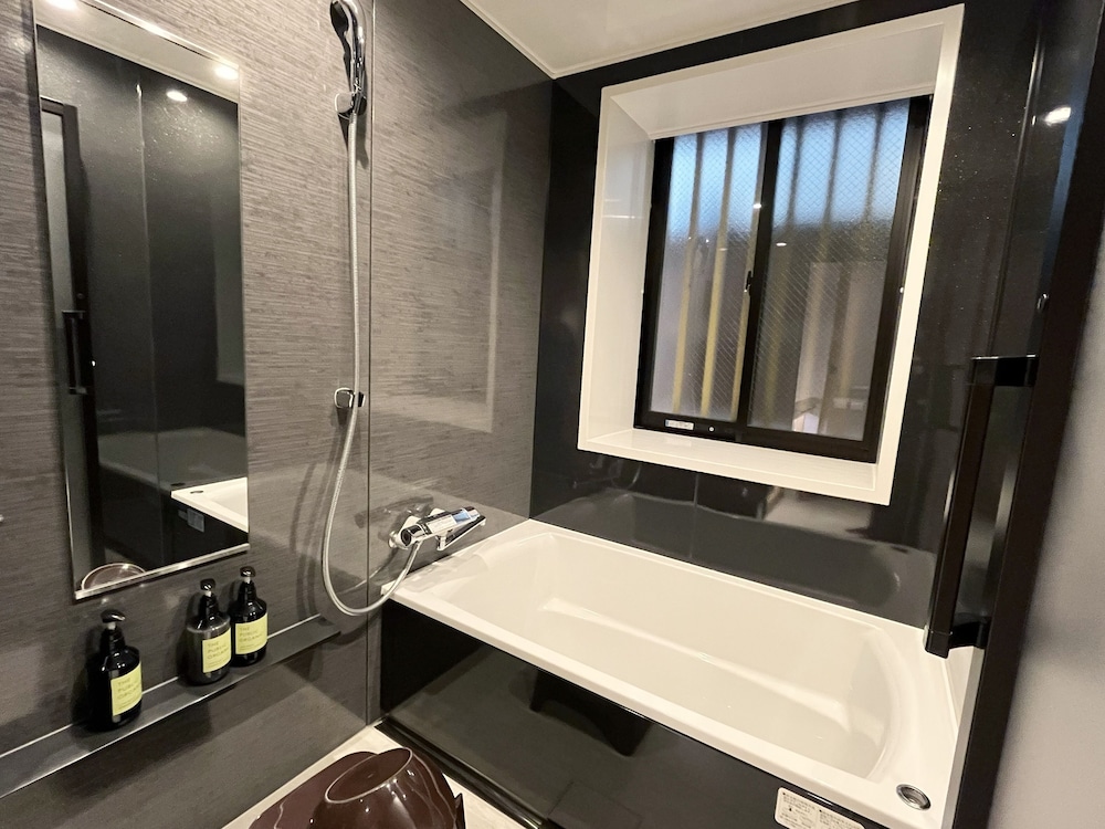 スタンダードルーム キングベッド 1 台 (1st Floor) バスルーム2 | ホテル ミル京都 祇園