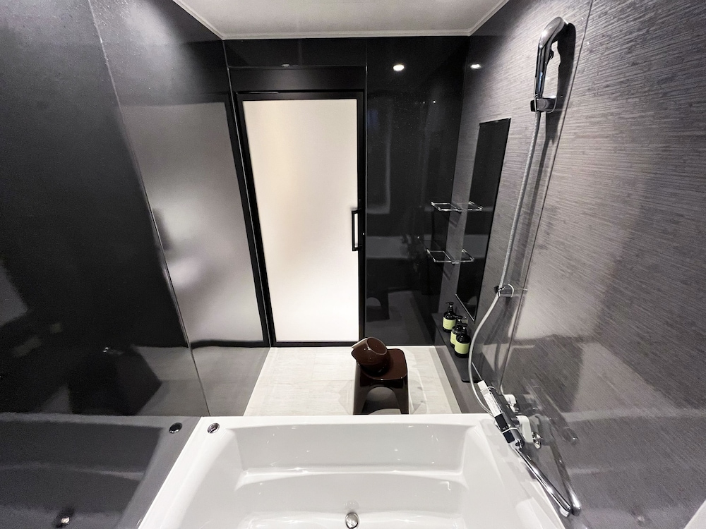 スタンダードルーム キングベッド 1 台 (1st Floor) バスルーム3 | ホテル ミル京都 祇園