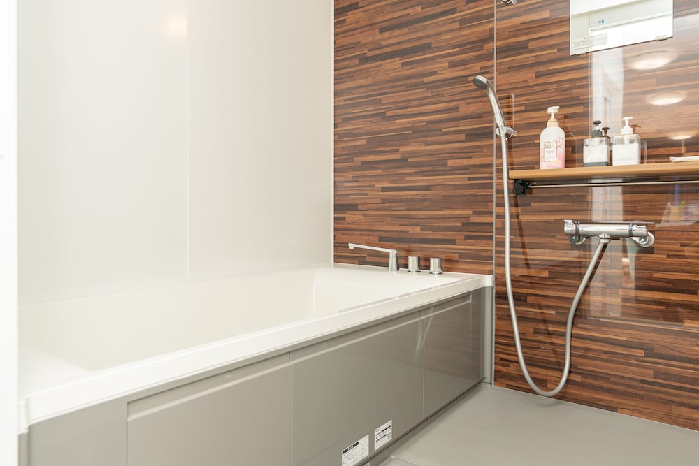 ファミリー スタジオ ベッド (複数台) 浴槽 パーシャル オーシャン ビュー バスルーム1 | DUO マーメイドステイ