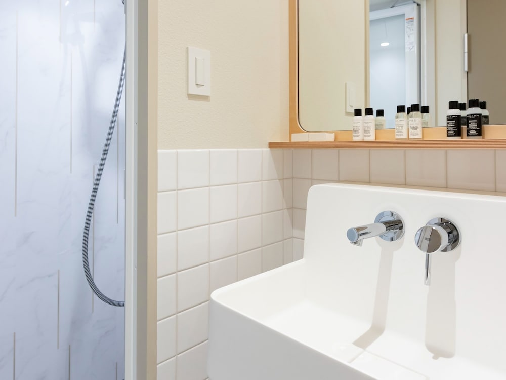 ベーシック 4 人部屋 (3F) 客室2 | カモメスローホテル ザ コンパクト