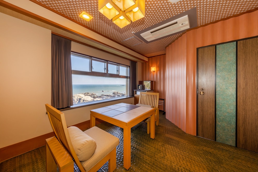 デラックス和室10畳 + リビングルーム 禁煙 リビング エリア0 | 銚子グランドホテル
