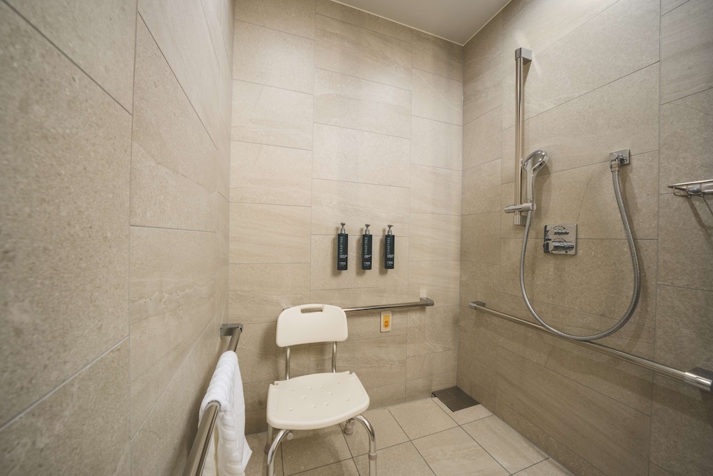 キングアクセシブルルーム バスルームのシャワー1 | ヒルトン沖縄宮古島リゾート