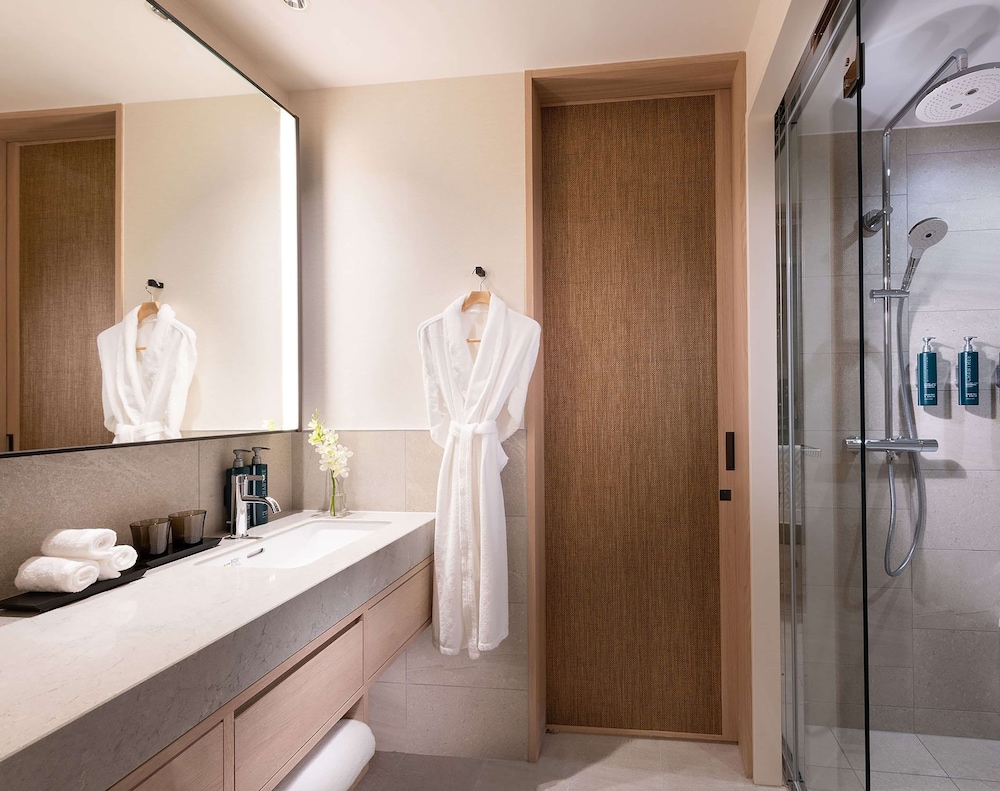 キングエグゼクティブルーム バスルームのシャワー1 | ヒルトン沖縄宮古島リゾート