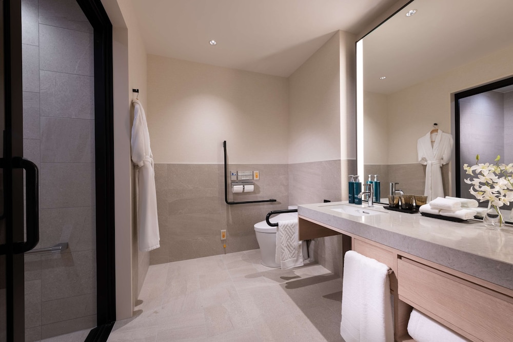 キングアクセシブルルーム バスルームのシャワー0 | ヒルトン沖縄宮古島リゾート