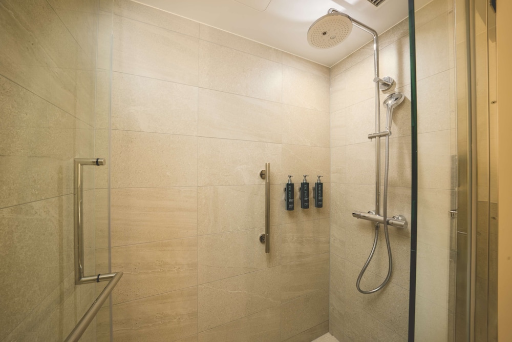 キングエグゼクティブルーム バスルームのシャワー0 | ヒルトン沖縄宮古島リゾート