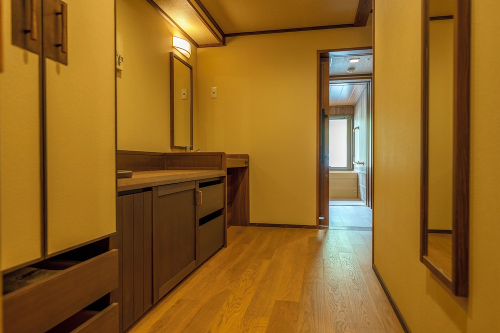 ユニバーサル 36平米 禁煙 / 国道側2~3階 / 天然温泉客室風呂付 客室3 | 定山渓 ゆらく草庵