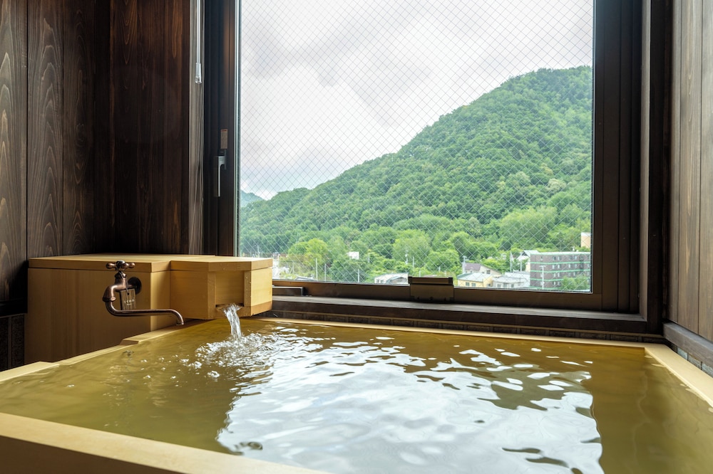 デラックスツイン 39平米 禁煙 / 渓谷側 / 天然温泉客室風呂付き バスルーム0 | 定山渓 ゆらく草庵