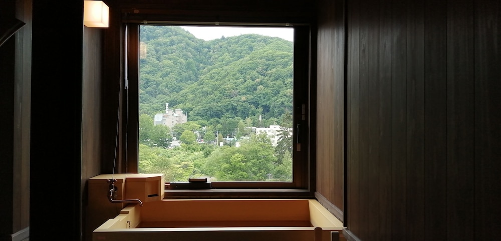 フォース 49平米 禁煙 / 渓谷側 / 天然温泉客室風呂付き マウンテン ビュー0 | 定山渓 ゆらく草庵