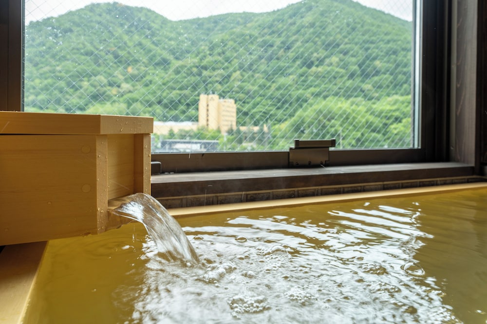 ハリウッドツイン 35平米 禁煙 / 国道側 / 天然温泉客室風呂付き バスルーム1 | 定山渓 ゆらく草庵