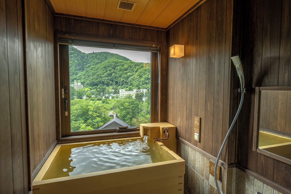 フォース 49平米 禁煙 / 渓谷側 / 天然温泉客室風呂付き バスルーム1 | 定山渓 ゆらく草庵