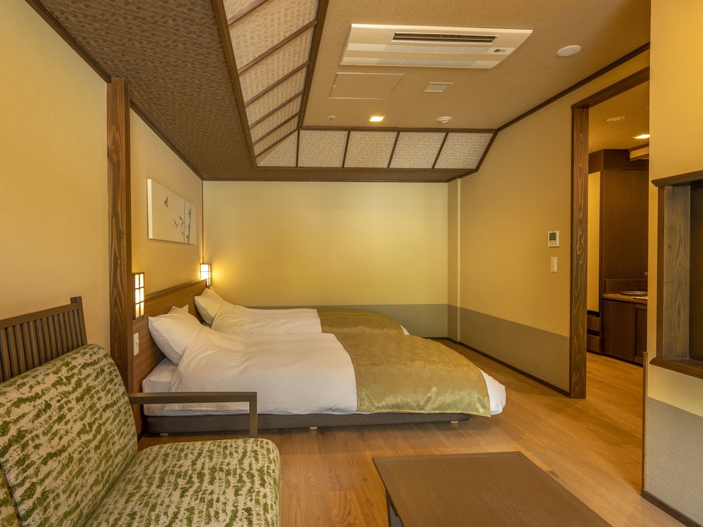 ユニバーサル 36平米 禁煙 / 国道側2~3階 / 天然温泉客室風呂付 客室1 | 定山渓 ゆらく草庵