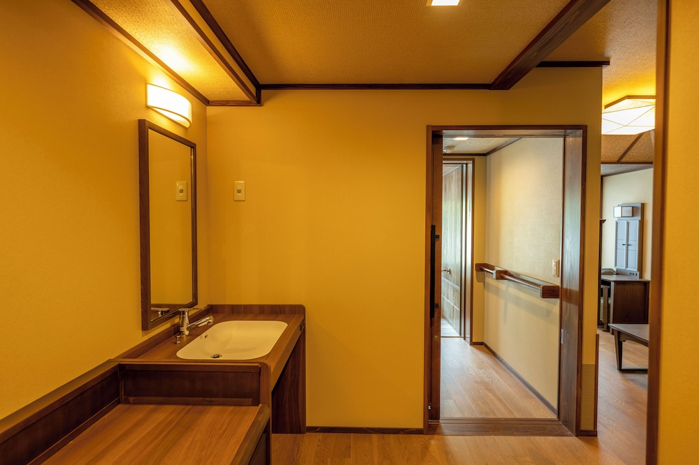 ユニバーサル 36平米 禁煙 / 国道側2~3階 / 天然温泉客室風呂付 客室2 | 定山渓 ゆらく草庵