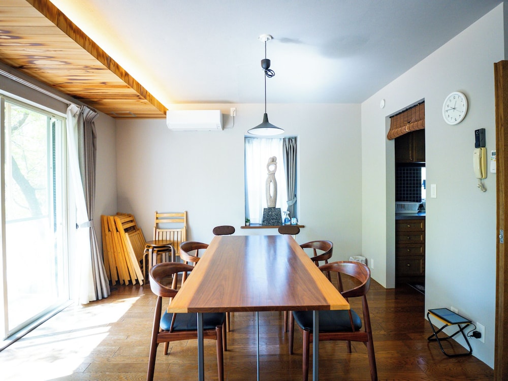 エグゼクティブ ヴィラ 客室内のダイニングエリア2 | バケーションイン伊豆高原