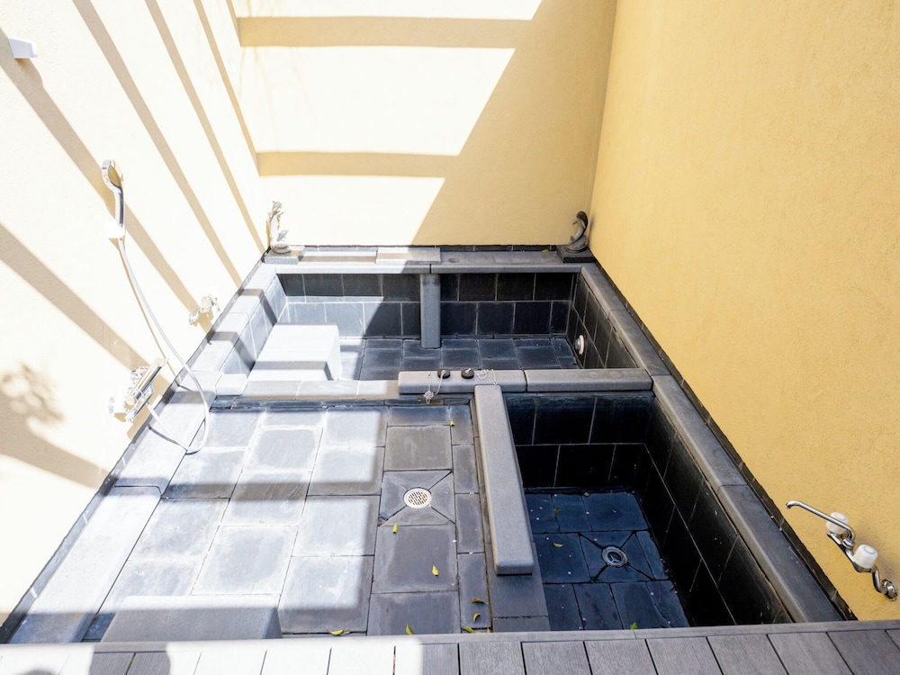 エグゼクティブ ヴィラ 専用スパ浴槽1 | バケーションイン伊豆高原