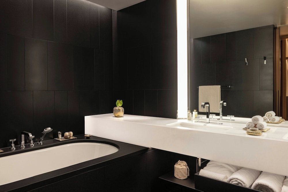 デラックス ルーム ダブルベッド 2 台 (View) バスルーム0 | ブルガリ ホテル 東京