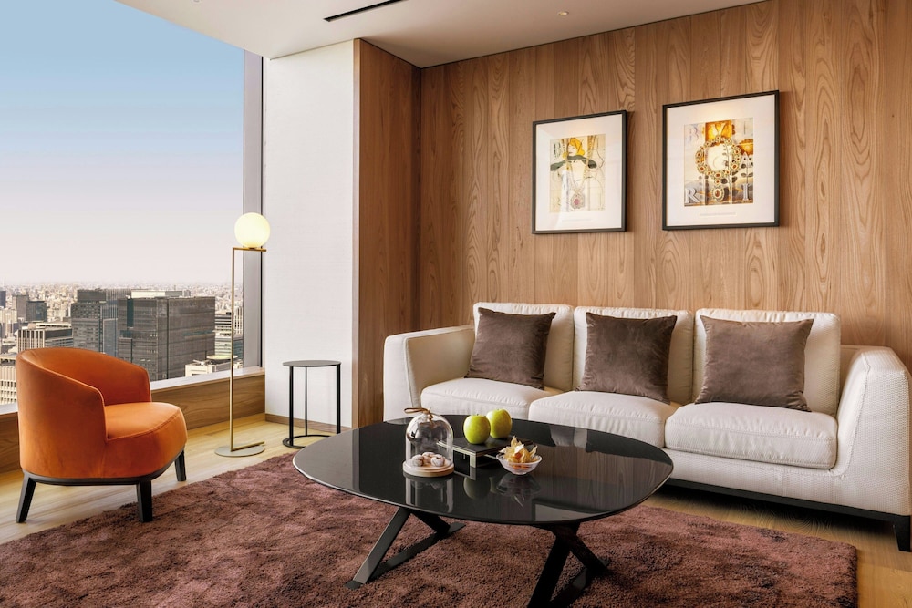 ジュニア スイート 1 ベッドルーム ガーデンビュー リビングルーム0 | ブルガリ ホテル 東京